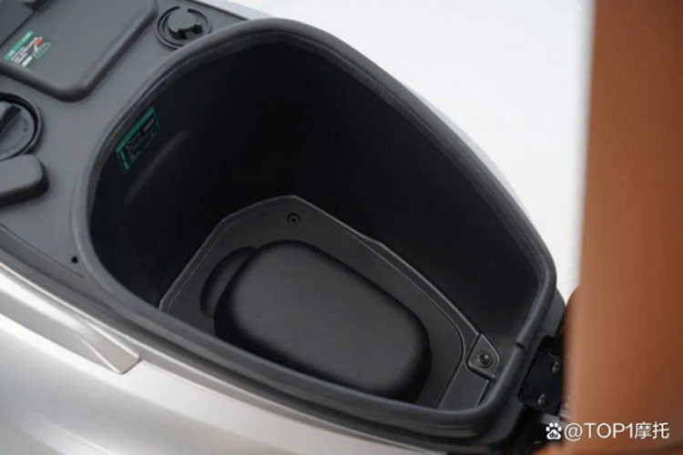 Salina 150 sử dụng đệm yên bằng da phù hợp với phong cách retro. Tuy trông giống thiết kế tách biệt phía trước và phía sau nhưng thực chất là yên ngồi tích hợp liền 1 mảnh.