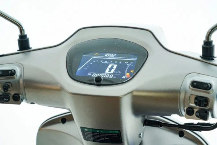 Bên cạnh đó, Salina 150 còn được trang bị bảng đồng hồ kỹ thuật số là màn hình LCD màu kích thước lớn, đi cùng các nút bấm trên tay lái có thiết kế độc đáo, tiện dụng.