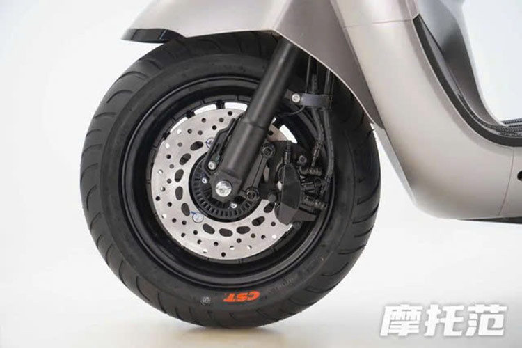 Về khung gầm, Salina 150 được trang bị giảm xóc trước dạng thẳng đứng và giảm xóc sau dạng đơn. Xe sử dụng phanh đĩa đơn ở cả bánh trước và sau kết hợp với kẹp phanh piston kép.