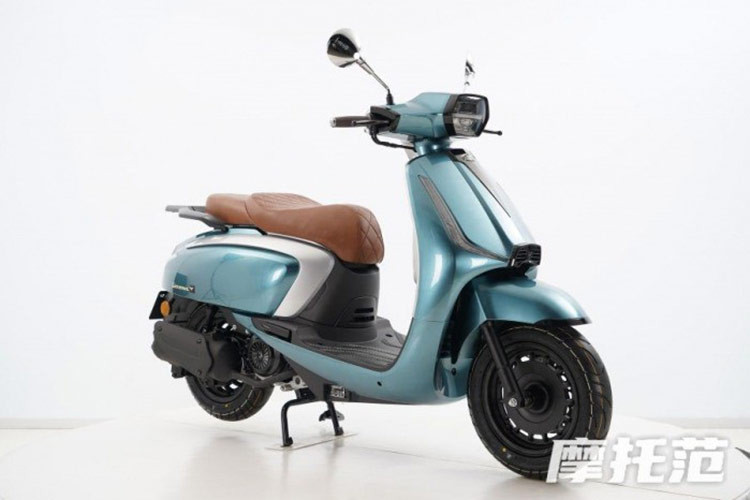 Mới đây, mẫu xe ga mang phong cách cổ điển tương tự như Vespa Sprint đã ra mắt với mức giá rẻ. Mẫu xe có tên Yiying Salina 150 2024 mới vừa được ra mắt tại thị trường Trung Quốc, theo MotorPlus đưa tin.