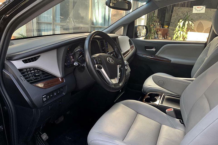 Không gian nội thất của Sienna 2015 sử dụng các chất liệu da, ốp gỗ, nhựa và mạ kim loại. Thiết kế cụm điều khiển trung tâm khá đơn giản, tiện dụng cho người điều khiển. Hàng ghế phía trước điều chỉnh điện. Cửa gió điều hoà độc lập. Chính giữa bảng điều khiển trung tâm được trang bị màn hình cảm ứng kích thước 6 inch, đây là trang bị tiêu chuẩn trên toàn bộ các phiên bản.