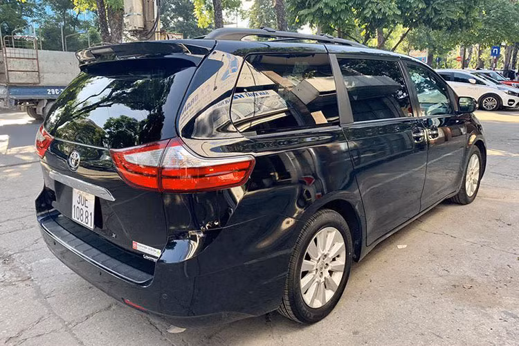 Chiếc xe trong bài viết này đang được chủ nhân rao bán lại là chiếc xe Toyota Sienna Limited, được nhập khẩu nguyên chiếc tại Mỹ vào năm 2015. Được sản xuất chủ yếu dành cho thị trường Mỹ từ năm 1997, Toyota Sienna đã được nhiều khách hàng ưa chuộng khi lựa chọn xe cho gia đình, đặc biệt khi có đông trẻ nhỏ do cực tiện dụng và nội thất rộng rãi và không kém phần hiện đại.