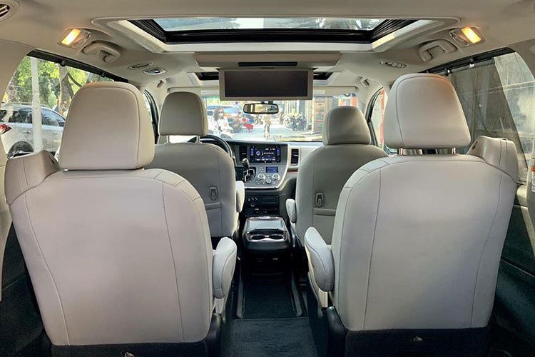 Xe được trang bị 2 cửa sổ trời với cửa sổ phía sau lớn hơn. Hàng ghế thứ 2 của xe được thiết kế tách rời, điều chỉnh cơ lên, xuống, gập lại cùng giá đỡ chân tiện dụng. Hàng ghế thứ 3 gồm 3 ghế có thiết kế 60 – 40 điều chỉnh điện hoàn toàn và có thể gập phẳng để mở rộng không gian chứa đồ phía sau bằng công tắc điện khá dễ dàng.