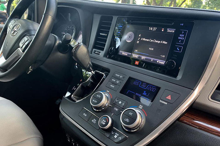 Bên cạnh đó, Sienna còn được trang bị hệ thống âm thanh Entune của Toyota, với đầy đủ các kết nối. Ngoài ra xe còn được trang bị màn hình giải trí dành cho 2 hàng ghế phía sau. Hành khách ở hàng ghế sau có thể tự điều chỉnh chương trình giải trí yêu thích thông qua một bộ điều khiển đi cùng với xe.