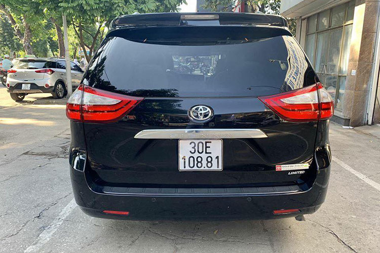 Xe có chiều dài 5.085 mm, rộng 1.986 mm và cao 1.750 mm. Trục cơ sở xe ở mức 3.030 mm. Mặt trước xe nổi bật với kiểu dáng thiết kế theo hình chữ V. Lưới tản nhiệt làm từ kim loại mạ chrome sáng, đèn pha thiết kế liền khối với lưới tản nhiệt kết hợp cùng dải đèn LED chạy ngày. Đuôi xe nổi bật với lưới đèn hậu lớn, mâm xe 18 inch 10 chấu, lốp trước và sau có chung kích thước P235/55.