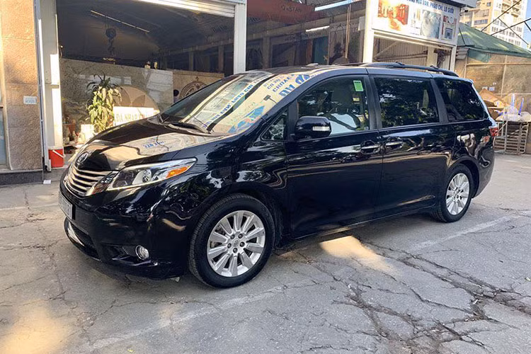 Sau 3 năm sử dụng - giá xe Toyota Sienna Limited 2015 đang được bán khoảng 3,1 tỷ đồng tại Hà Nội. So với thời điểm mua, chiếc xe có mức khấu hao khoảng 300 triệu đồng. Mức giá bán xe cũ ở thời điểm hiện tại rẻ hơn 1 tỷ đồng nếu so với Toyota Sienna phiên bản 2018 về tới Việt Nam được các nhà phân phối tư nhân chào bán 4,3 tỷ.