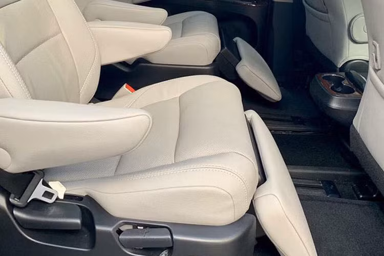 Một điểm độc đáo của nội thất Toyota Sienna là ghế có thể ngửa sâu ra sau và có chỗ để chân dành cho du khách nghỉ ngơi sau mỗi quãng đường dài không hề kém một ghế ngồi hạng sang trên máy bay thương mại. Xe cũng được trang bị radar phát hiện các điểm mù trên đường và phát ra tín hiệu cảnh báo, đi kèm các công nghệ an toàn khác của Toyota...