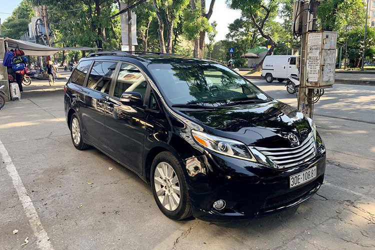 Tại thị trường Đông Nam Á, Toyota chỉ phân phối dòng Alphard, do vậy những khách hàng muốn sở hữu những chiếc xe MPV Toyota Sienna không còn cách nào khác phải thông qua các đại lý tư nhân với mức giá đắt đỏ. Chình vì vậy, việc lựa chọn các mẫu xe cũ đời thấp hơn nhưng vẫn đủ trang bị, kèm giá rẻ hiện đang được nhiều người dùng chú ý.