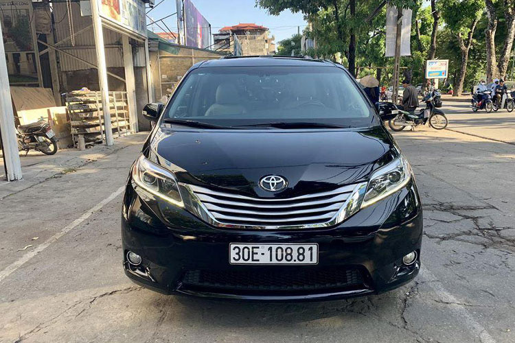 Trên Toyota Sienna Limited 2015 này, xe có thiết kế không thay đổi nhiều so với các phiên bản trước đó. Nó vẫn có ngoại hình khá vuông vức, thêm một chút đường cong so với trước, nhưng theo đánh giá của nhiều người dùng thì nó đem lại sự mạnh mẽ, cá tính đặc biệt dành cho phái mạnh.