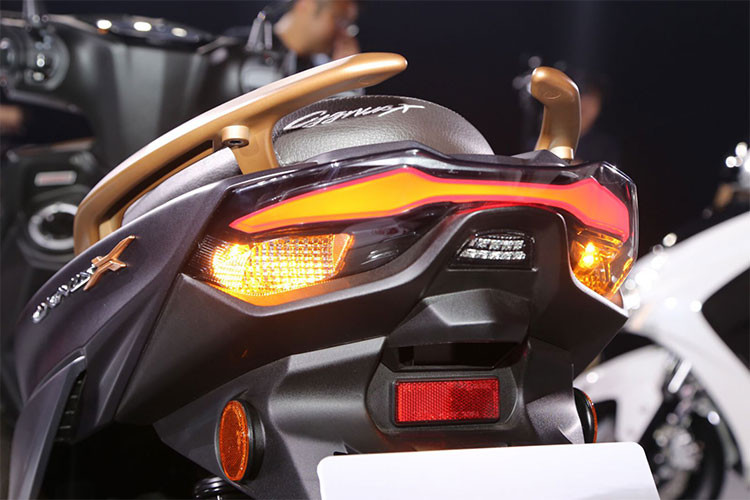 Trên thế hệ mới này, phần đuôi xe vẫn mang phong cách thể thao cá tính như những phiên bản trước đây nhưng đã được nâng cấp hoàn toàn mới với hệ thông chiếu sáng led hiện đại. Ngoài ra, hãng Yamaha còn bổ sung thêm màu và bộ tem mới cho Cygnus-X phiên bản 2018.