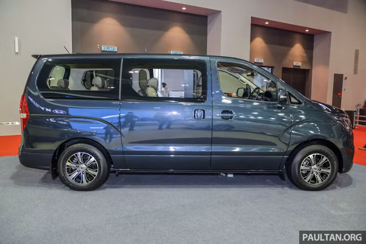 Thế hệ thứ 2 của chiếc MPV cỡ lớn từng ra mắt lần đầu từ năm 2017, tuy nhiên tới nay hãng xe ôtô Hyundai mới nâng cấp lớn giữa vòng đời cho Starex. Cũng giống đời trước, mẫu xe Hyundai Grand Starex 2019 sở hữu kích thước 5.150mm dài, 1,920mm rộng và 1.925mm cao.