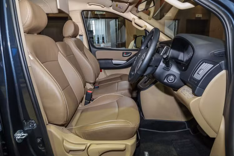 Về truyền động, Hyundai Grand Starex 2019 nâng cấp mới sẽ sử dụng động cơ dầu diesel 2.5 lít cho công suất khoảng 168 mã lực và mô-men xoắn cực đại 441Nm, sức mạnh được gửi đến các bánh xe thông qua hộp số tự động 5 cấp có chế độ số sàn và dẫn động cầu sau.