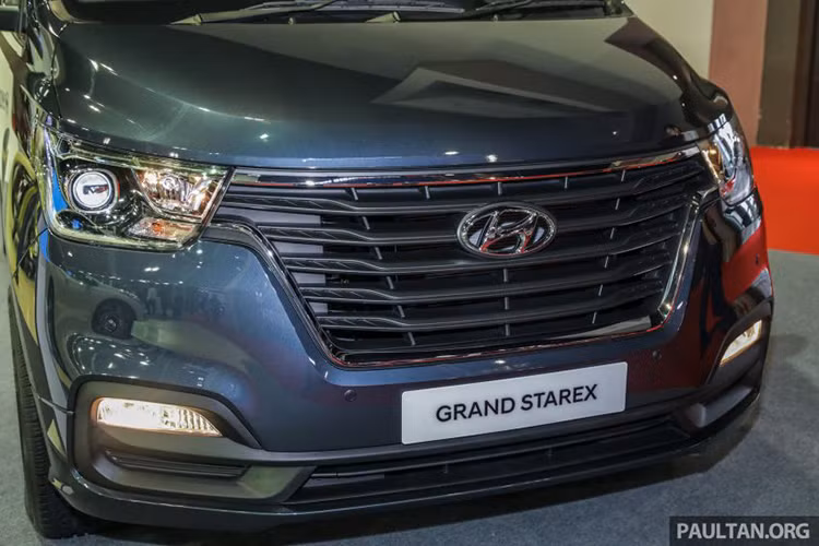 Dù chỉ là bản cải tiến và nâng cấp nhưng Hyundai Grand Starex 2019 lại có nhiều thay đổi khiến người ta nghĩ rằng đây là thế hệ hoàn toàn mới. Cụ thể thiết kế gần như thay đổi ở mặt trước với mặt nạ mới, hiện đại với lưới tải nhiệt đa tầng, đi kèm cùng cụm đèn pha projector sắc sảo, cản trước năng động và đèn sương mù thiết kế mới.