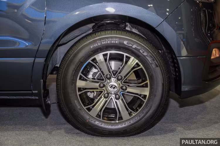 Xe được trang bị mâm hợp kim hai tông màu thiết kế dạng đa chấu khá đẹp mắt, đi kèm là lốp 215/70 R16, hai phiên bản cao hơn sử dụng lốp lớn hơn là 235/60 R17. So với các phiên bản thường, các phiên bản cao cấp còn có hệ thống treo cải tiến êm hơn.