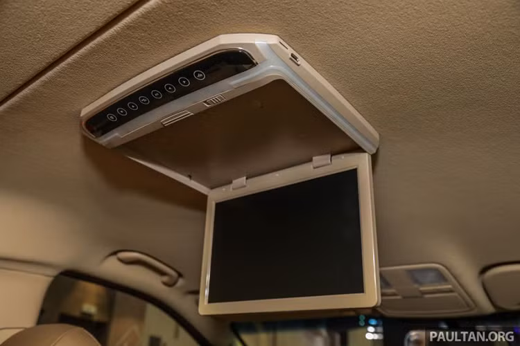 Ngoài ra, còn có một màn hình 8 inch tích hợp trên mái để phục vụ hành khách phía sau, có cả đầu DVD, điều khiển hành trình, hệ thống đèn chiếu sáng tự động, vành hợp kim 16 inch, 4 túi khí và hệ thống cân bằng điện tử. Da bọc nội thất là một tùy chọn bổ sung.