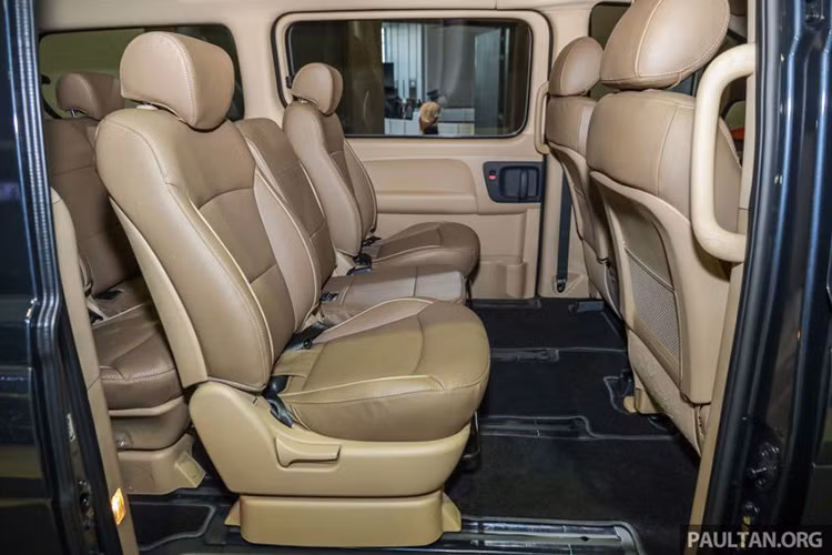 Xe còn được trang bị hệ thống an toàn như hỗ trợ khởi hành ngang dốc, khóa vi sai và cách âm tốt hơn so với phiên bản trước đây. Phiên bản cao cấp hơn sẽ được trang bị ghế ngồi sau chỉnh điện hiện đại...