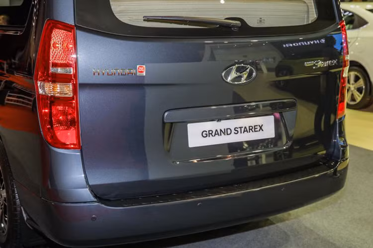 Hãng xe ôtô Hyundai đã nâng phần nắp ca-pô cao hơn đôi chút để giảm tác động tới khách bộ hành trong trường hợp xảy ra va chạm. Trong khi đó ở phía sau không có nhiều thay đổi, đáng chú ý nhất là cụm đèn hậu được chuyển sang đèn LED cùng vị trí gắn biển số được điều chỉnh.