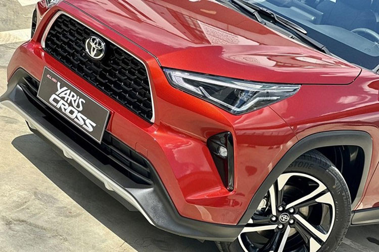 Nếu như giá bán mới của Toyota Yaris Cross 2023 sẽ không có lợi thế cạnh tranh về giá so với các đối thủ như Kia Seltos và Hyundai Creta. Thậm chí, với mức giá 730 - 760 triệu đồng, phiên bản máy xăng của xe sẽ đắt ngang ngửa bản tiêu chuẩn của mẫu SUV cỡ C Mazda CX-5 (749 triệu đồng) và không tạo được cách biệt rõ rệt với đàn anh Toyota Corolla Cross bản thấp nhất (755 triệu đồng).