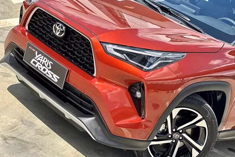 Nếu như giá bán mới của Toyota Yaris Cross 2023 sẽ không có lợi thế cạnh tranh về giá so với các đối thủ như Kia Seltos và Hyundai Creta. Thậm chí, với mức giá 730 - 760 triệu đồng, phiên bản máy xăng của xe sẽ đắt ngang ngửa bản tiêu chuẩn của mẫu SUV cỡ C Mazda CX-5 (749 triệu đồng) và không tạo được cách biệt rõ rệt với đàn anh Toyota Corolla Cross bản thấp nhất (755 triệu đồng).