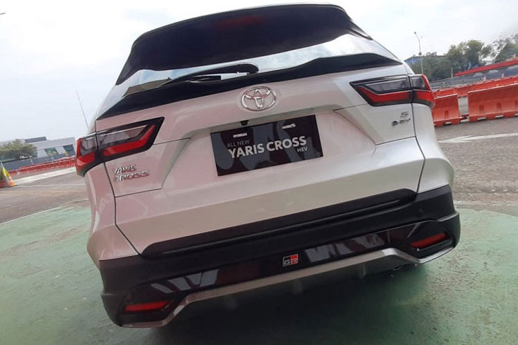 Tại Việt Nam, Toyota Yaris Cross 2023 sẽ có 5 tùy chọn màu sắc, trong đó màu trắng ngọc trai sẽ đắt hơn 8 triệu đồng. Thời gian xe ra mắt Việt Nam dự kiến sẽ là tháng 9 năm nay. Mẫu SUV cỡ B này sẽ được nhập khẩu nguyên chiếc từ Indonesia về Việt Nam, tương tự Toyota Innova thế hệ mới.