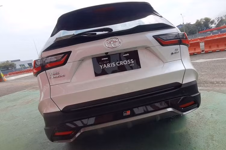 Tại Việt Nam, Toyota Yaris Cross 2023 sẽ có 5 tùy chọn màu sắc, trong đó màu trắng ngọc trai sẽ đắt hơn 8 triệu đồng. Thời gian xe ra mắt Việt Nam dự kiến sẽ là tháng 9 năm nay. Mẫu SUV cỡ B này sẽ được nhập khẩu nguyên chiếc từ Indonesia về Việt Nam, tương tự Toyota Innova thế hệ mới.