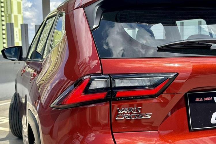 Nhân viên tư vấn bán hàng tại đại lý cho biết Toyota Yaris Cross 2023 ở Việt Nam sẽ có 2 phiên bản là 1.5G và 1.5 Hybrid. Trong đó, bản 1.5G được trang bị động cơ xăng 4 xi-lanh, dung tích 1.5L, sản sinh công suất tối đa 105 mã lực và mô-men xoắn cực đại 138 Nm. Động cơ kết hợp với hộp số tự động biến thiên vô cấp CVT.