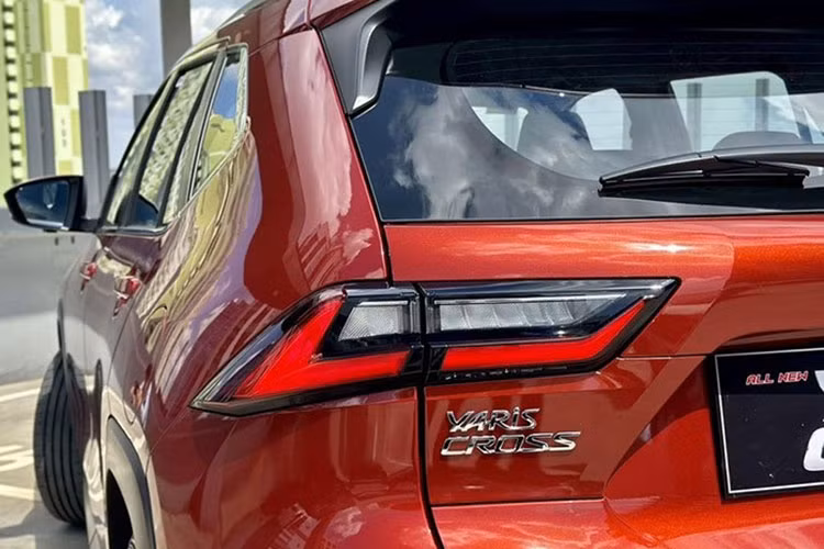 Nhân viên tư vấn bán hàng tại đại lý cho biết Toyota Yaris Cross 2023 ở Việt Nam sẽ có 2 phiên bản là 1.5G và 1.5 Hybrid. Trong đó, bản 1.5G được trang bị động cơ xăng 4 xi-lanh, dung tích 1.5L, sản sinh công suất tối đa 105 mã lực và mô-men xoắn cực đại 138 Nm. Động cơ kết hợp với hộp số tự động biến thiên vô cấp CVT.