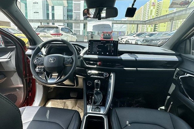 Ở bản 1.5 Hybrid, Toyota Yaris Cross 2023 sẽ dùng máy xăng 4 xi-lanh, dung tích 1.5L, tạo ra công suất tối đa 89 mã lực và mô-men xoắn cực đại 121 Nm. Động cơ kết hợp với mô-tơ điện mạnh 79 mã lực và 141 Nm, hộp số e-CVT cũng như pin lithium-ion.