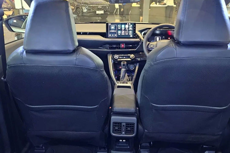 Trong khi đó, trang bị an toàn của mẫu SUV cỡ B này sẽ có những tính năng đáng chú ý như 6 túi khí, cảm biến hỗ trợ đỗ xe trước/sau, hệ thống cân bằng điện tử, hỗ trợ khởi hành ngang dốc và hệ thống cảnh báo điểm mù.