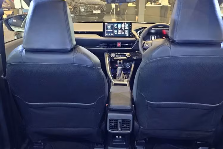 Trong khi đó, trang bị an toàn của mẫu SUV cỡ B này sẽ có những tính năng đáng chú ý như 6 túi khí, cảm biến hỗ trợ đỗ xe trước/sau, hệ thống cân bằng điện tử, hỗ trợ khởi hành ngang dốc và hệ thống cảnh báo điểm mù.