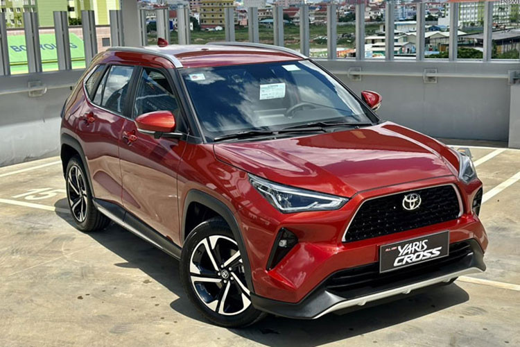Vào hồi cuối tháng 7 vừa qua, các đại lý ở Việt Nam đã đồng loạt nhận cọc cho mẫu SUV cỡ B là Toyota Yaris Cross 2023. Vào thời điểm đó, nhân viên tư vấn bán hàng tại đại lý đều báo giá xe Toyota Yaris Cross 2023 tại Việt Nam sẽ từ hơn 600 triệu đến hơn 700 triệu đồng.