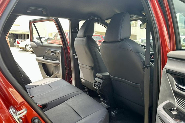 Ngoài ra, đại lý còn hé lộ thêm một số trang bị sẽ có trên Toyota Yaris Cross 2023 ở Việt Nam. Theo đó, mẫu SUV cỡ B này sẽ được trang bị đèn pha LED, vành hợp kim 17 - 18 inch (tùy phiên bản) và cửa cốp chỉnh điện, tích hợp cảm biến đá cốp. 