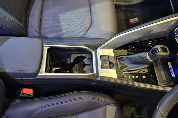 Bên trong xe, Toyota Yaris Cross 2023 ở Việt Nam dự kiến sẽ có những trang bị như bảng đồng hồ với màn hình đa thông tin 7 inch, màn hình cảm ứng trung tâm 9 - 10,1 inch (tùy phiên bản), hỗ trợ kết nối Apple CarPlay/Android Auto không dây, sạc điện thoại không dây, phanh tay điện tử và tự động giữ phanh tạm thời. 