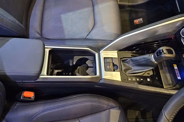 Bên trong xe, Toyota Yaris Cross 2023 ở Việt Nam dự kiến sẽ có những trang bị như bảng đồng hồ với màn hình đa thông tin 7 inch, màn hình cảm ứng trung tâm 9 - 10,1 inch (tùy phiên bản), hỗ trợ kết nối Apple CarPlay/Android Auto không dây, sạc điện thoại không dây, phanh tay điện tử và tự động giữ phanh tạm thời. 