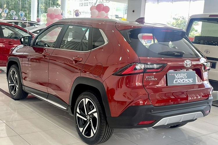 Tuy nhiên, đến nay, các đại lý lại báo giá khởi điểm mới cho Toyota Yaris Cross 2023 tại Việt Nam là trên 700 triệu đồng. Theo một số nguồn tin, mẫu SUV cỡ B này sẽ có giá từ 730 - 760 triệu đồng ở phiên bản máy xăng. Phiên bản hybrid dự kiến sẽ có giá bán còn cao hơn.