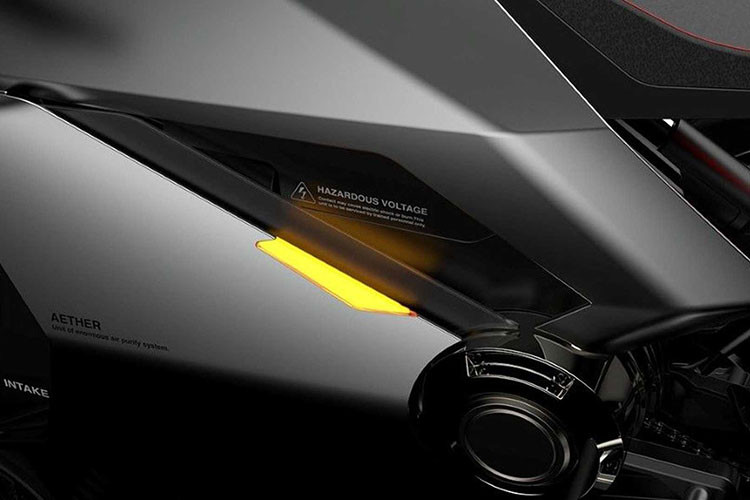 Có thể thấy, ở 2 bên hông xe là thiết kế hốc gió lớn được kéo dài từ khu vực chảng ba cho đến sát mặt đất. Bên trong khu vực này là một bộ lọc bụi mịn 2.5PM cực kỳ hiệu quả và đưa không khí sạch ra phía sau xe.