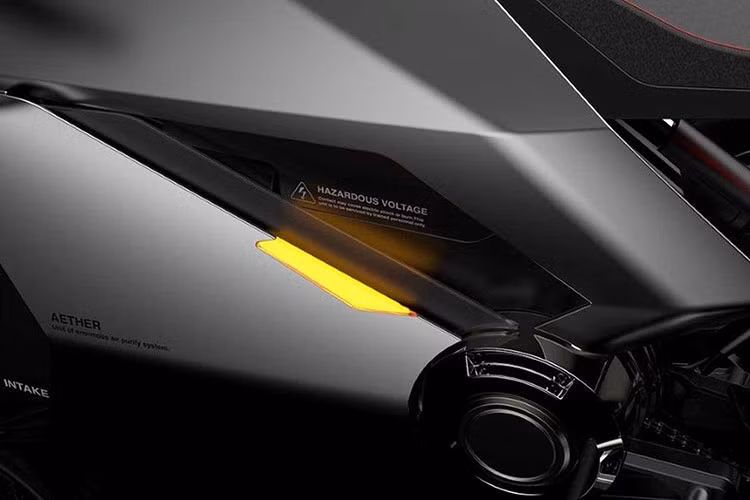 Có thể thấy, ở 2 bên hông xe là thiết kế hốc gió lớn được kéo dài từ khu vực chảng ba cho đến sát mặt đất. Bên trong khu vực này là một bộ lọc bụi mịn 2.5PM cực kỳ hiệu quả và đưa không khí sạch ra phía sau xe.