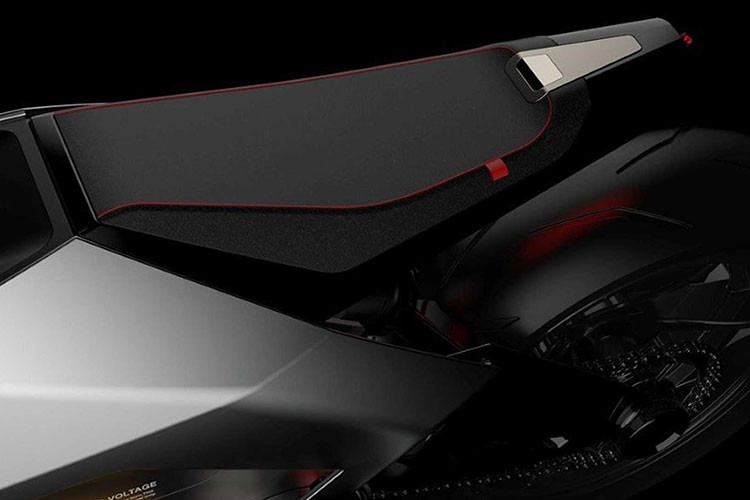 Không chỉ dừng lại ở khả năng lọc không khí tuyệt vời, mẫu xe mô tô điện này còn được trang bị bộ sạc không dây khi di chuyển về nơi đỗ.