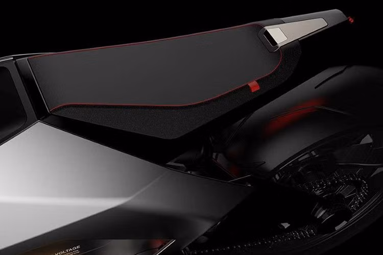 Không chỉ dừng lại ở khả năng lọc không khí tuyệt vời, mẫu xe mô tô điện này còn được trang bị bộ sạc không dây khi di chuyển về nơi đỗ.