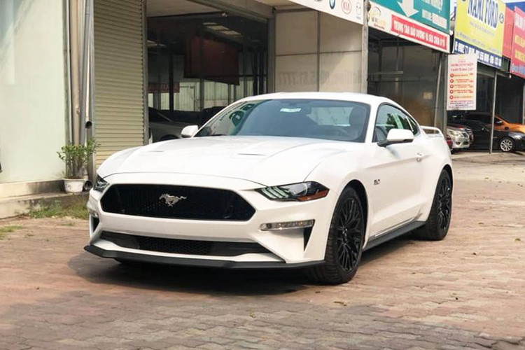 Theo thông tin được biết, chiếc Ford Mustang GT 5.0 mới này thuộc phiên bản 2019 được đưa về nước dưới dạng nhập khẩu tư nhân ở Hà Nôị, chiếc xe sở hữu ngoại thất màu trắng, nội thất bọc da màu đen.