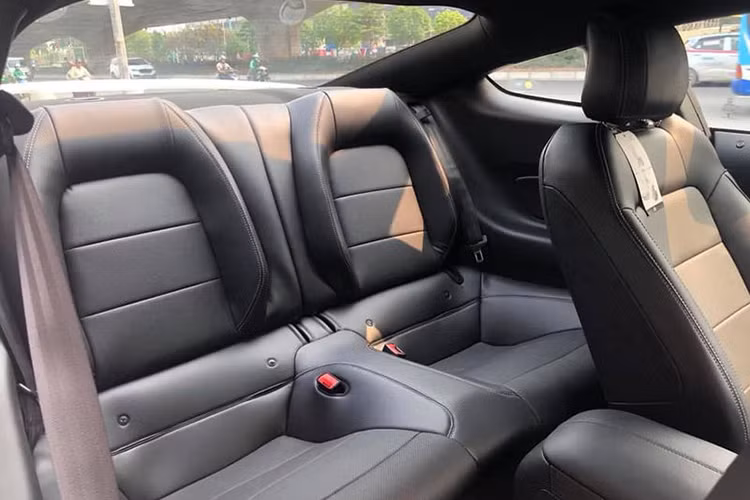 Bên cạnh sở hữu khối động cơ mạnh mẽ, chiếc xe Mỹ này còn sử dụng hệ thống treo trước dạng thanh chống MacPherson hai khớp nối với thanh ổn định, hệ thống treo sau tích hợp liên kết độc lập với lò xo cuộn và thanh ổn định, , hệ thống chống khóa với kiểm soát lực kéo hệ thống phanh là loại đĩa điện tại 4 bánh....