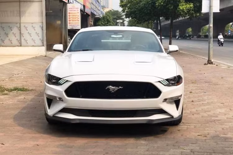 Cụ thể ở phần đầu xe, những chi tiêt phân mảng của Ford Mustang GT 2019 mới góc cạnh hơn, mui xe được hạ thấp thêm 0.8 inch so với các xe trước, hai bên cản trước khe hút gió được thu nhỏ tối đa, tạo hình tam giác đi kèm dải đèn sương mù tích hợp đèn xi-nhan nằm ở ngay phía trên.
