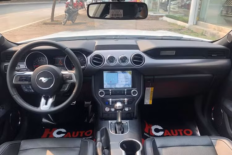 So với phiên bản tiêu chuẩn, thiết kế nội thất của Ford Mustang GT 2019 không có gì khác biệt khi vẫn đặt cảm giác thoải mái và thể thao lên hàng đầu: vô lăng 3 chấu tích hợp các nút chức năng năng hỗ trợ người lái như đàm thoại rảnh tay, cài đặt ga tự động,lẫy chuyển số thể thao ở phía sau, cần số thiết kế đợn giản, phanh tay cơ...