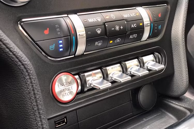 Chiếc Ford Mustang GT 5.0 2019 mới về Việt Nam này mang trên mình khối động cơ V8 5.0L hút khí tự nhiên, công suất tối đa 460 mã lực, mô-men xoắn cực đại 569 Nm, đi kèm hộp số tự động loại 10 cấp.