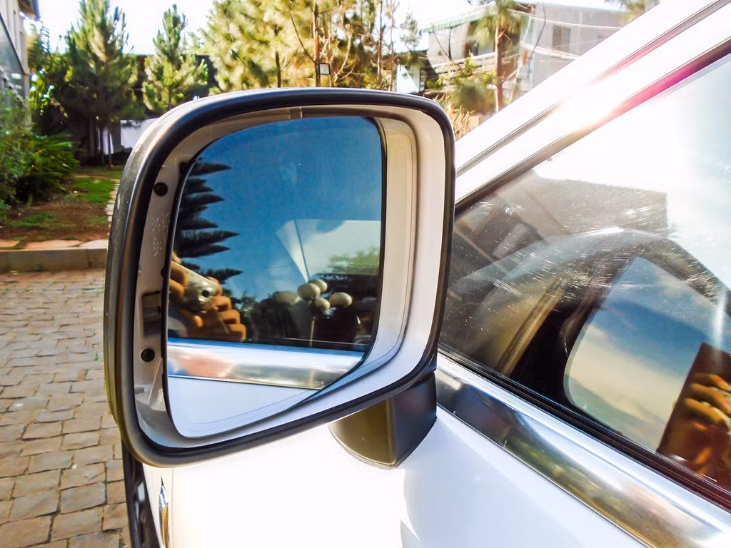 Gương chiếu hậu cũng được dán viền đen. Những siêu xe sang sedan của hãng xe Rolls-Royce thường có cánh cửa mở ngược ra phía sau tương tự đàn anh Phantom. Chốt cửa nằm ở giữa mạ chrome sáng bóng.