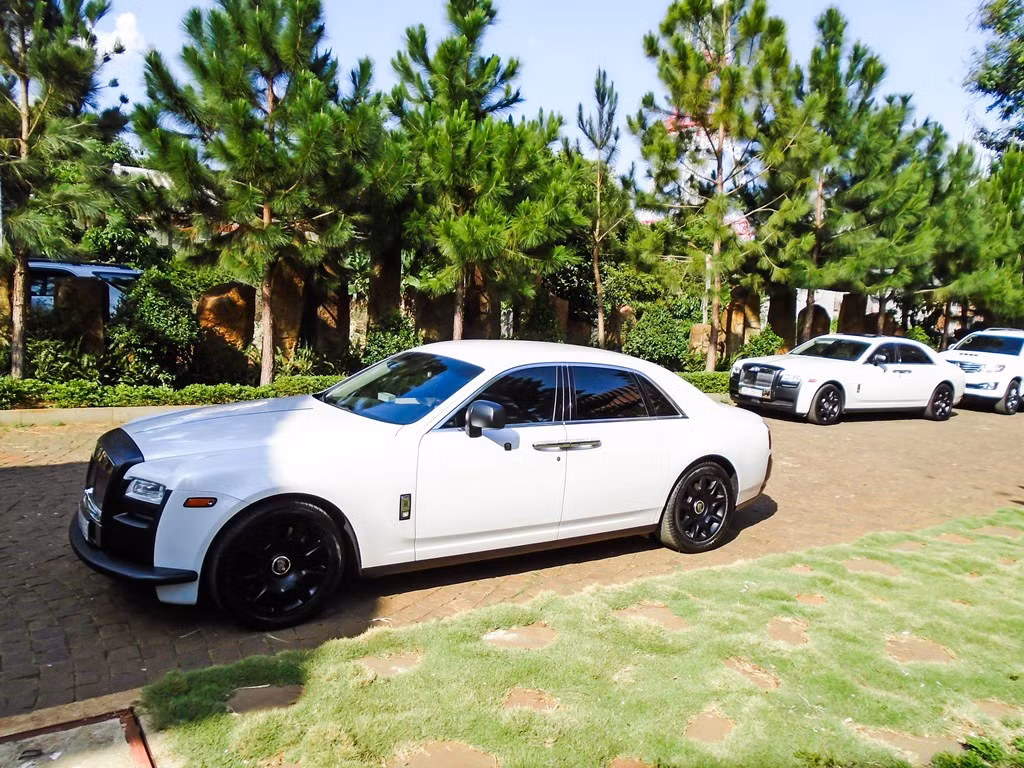 Trước đây hai siêu xe sang này có màu đen, tuy nhiên thời gian gần đây, vị đại gia này đổi màu thành trắng với phần mũi và mâm sơn đen. Ngoài hai chiếc Rolls-Royce Ghost giống nhau, đại gia này còn nổi tiếng bởi mạnh tay chi tiền mua hàng chục siêu xe thể thao, giá trị mỗi chiếc đều lên đến trên 10 tỷ đồng.