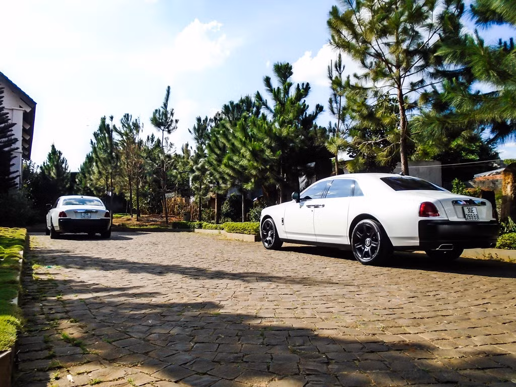 Bộ đôi siêu xe sang này sở hữ bộ lốp Run Flat được đệm những vòng thép phía trong, giúp xe có thể chạy thêm 80 km khi bị thủng.