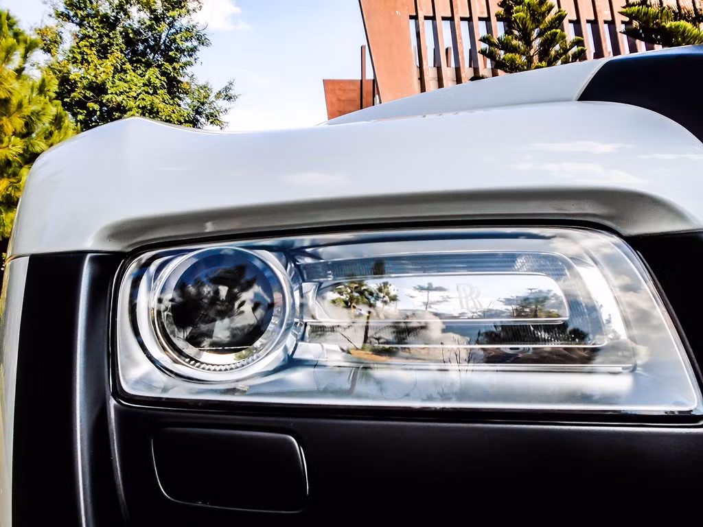 Đèn pha bi-xenon kết hợp với dải LED chiếu sáng ban ngày trở nên nổi bật nhờ dải decal màu đen tương phản xung quanh viền.