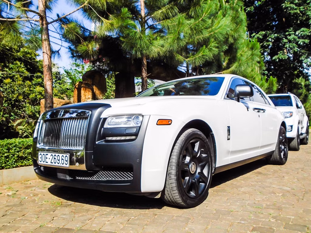 Tại phố núi Buôn Mê Thuột, tỉnh Đắk Lắk, người dân thường thấy hai chiếc Rolls-Royce Ghost màu trắng đen giống hệt nhau cùng xuất hiện. Theo người dân địa phương, cặp siêu xe này thuộc sở hữu của ông chủ thương hiệu cà phê lớn hàng đầu Việt Nam.