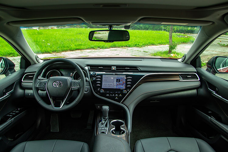 Cụ thể, dù thay đổi từ thiết kế cho tới công nghệ và cả cảm giác lái, nhưng Toyota Camry 2019 vẫn sử dụng động cơ cũ cho cả 2 phiên bản. Bản 2.0G dùng động cơ 2.0L, công suất 165 mã lực, mô-men xoắn cực đại 199 Nm. Bản 2.5Q dùng động cơ 2.5L, công suất 178 mã lực, mô-men xoắn 235 Nm. Đi cùng là hộp số tự động 6 cấp như phiên bản trước.